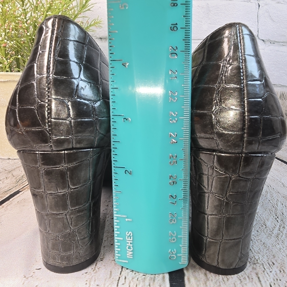 ANNE KLEIN FIELDING PEWTER CROCODILE EMBOSSED BLOCK HEEL PUMP WOMENS 7 - Picture 8 of 9